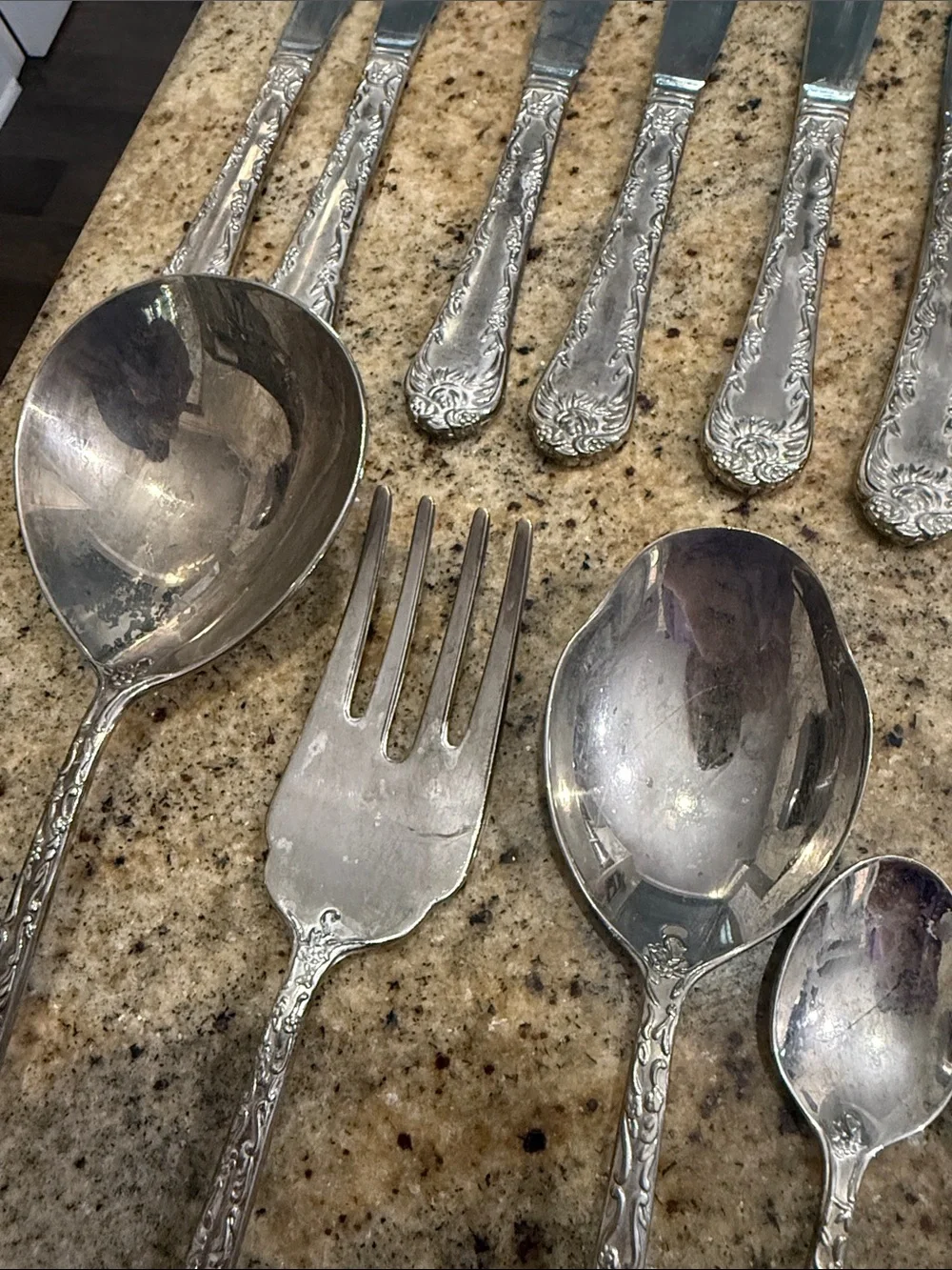 Wm Rogers & Son Silverplate Flatware‎ Set 32 Piece Floral Scroll Pattern